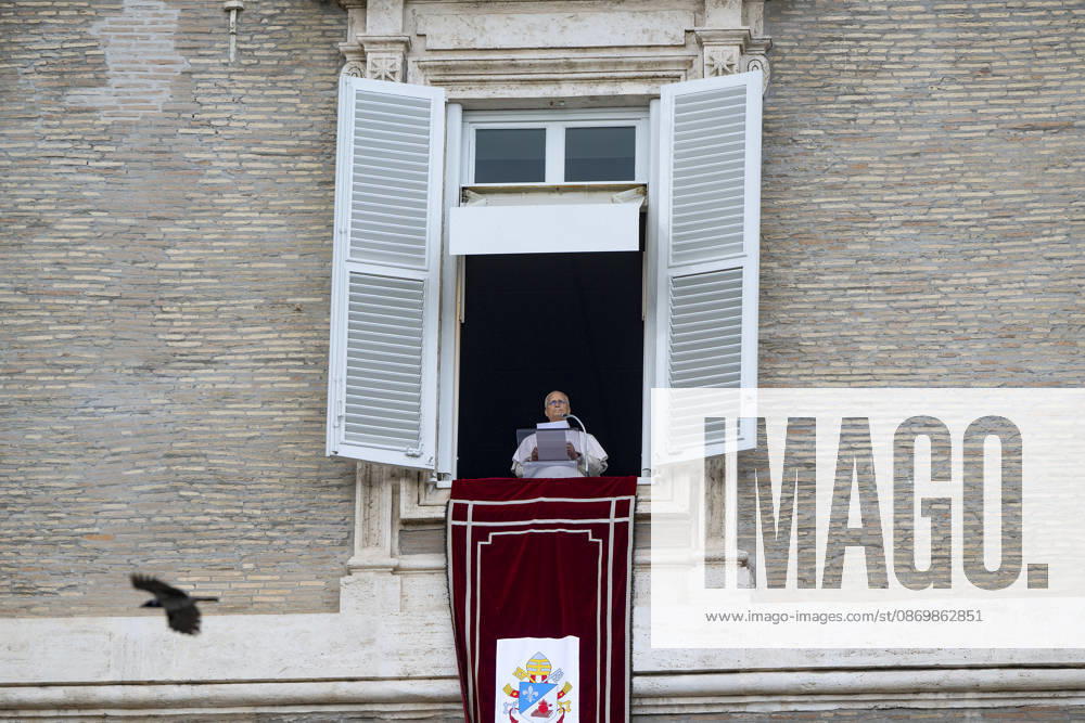 ITALY - POPE - VATICAN-2026 10 18 Italy, Rome, Vatican, October 18, 2026 Pope Leo XIV from the window of the apostolic palace overlooking St. Peter s square during the Angelus prayer a day after his return to The Vatican following a surgery to remove a cancerous tumour in his right lung Photo by ALESSIA GIULIANI Catholic Press Photo - NO BOOKS