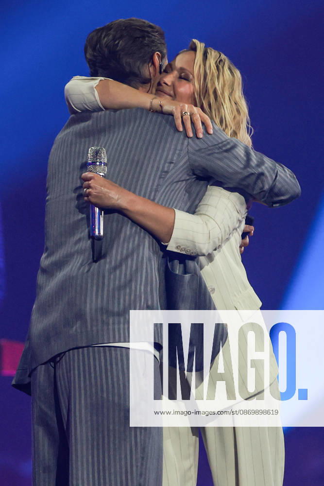 Schlagerboom 2026: Everything Sparkles, Everything Glitters on October 17, 2026, at the Westfalenhalle in Dortmund. Helene Fischer and Florian Silbereisen embrace. Photo: osnapix, Marcus Hirnschal. Schlagerboom 2026: Everything Sparkles, Everything Glitters MH