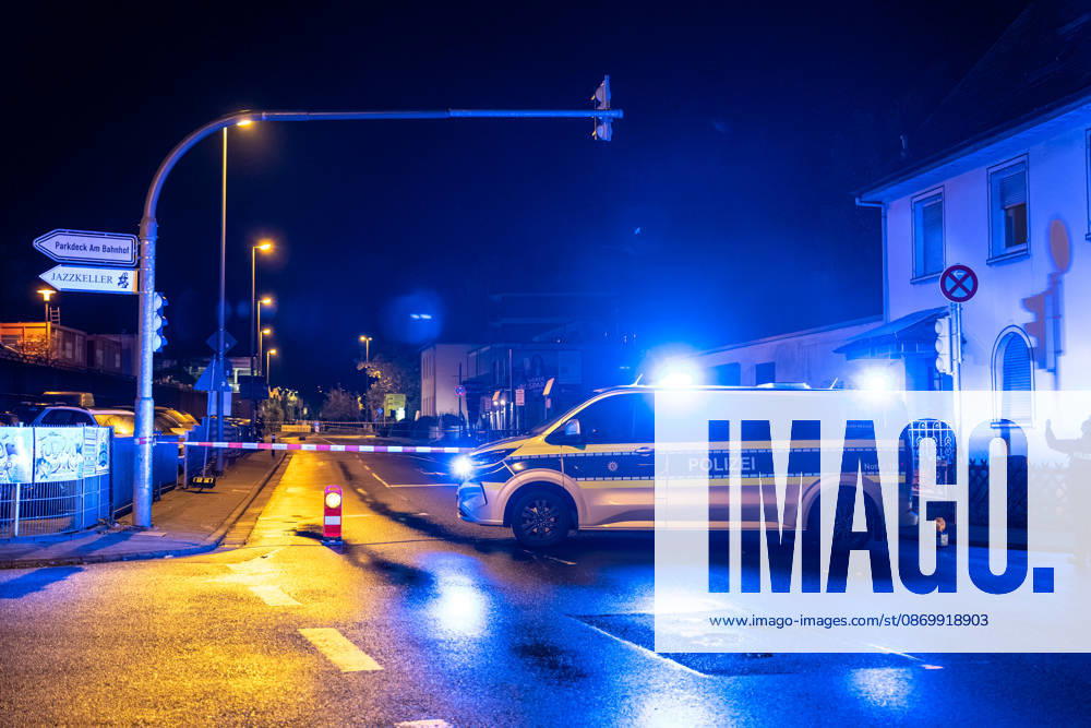 Sprengstoffexplosion in Gastronomiebetrieb Eingangstür zerstört In der Nacht von Sonntag auf Montag, 19.10.2026, kam es gegen 03:30 Uhr in der Hattersheimer Straße in Hofheim am Taunus nach dem Anschein zu einer Sprengstoffexplosion. Die Tür des Eingangsbereichs eines Gebäudes wurde dabei zerstört. Die Polizei war vor Ort und sperrte die Straße weiträumig ab. Bereits am 03.10.2026 war in derselben Straße vor einem Gastronomiebetrieb eine Brandvorrichtung abgelegt worden, wodurch eine Fußmatte in Brand geriet und Rußanhaftungen am Gebäude entstanden. Nach unbestätigten Informationen war die Feuerwehr in Bereitstellung, das Gebäude durfte zunächst nicht betreten werden, bis eine nicht näher definierte Spezialeinheit eintra
