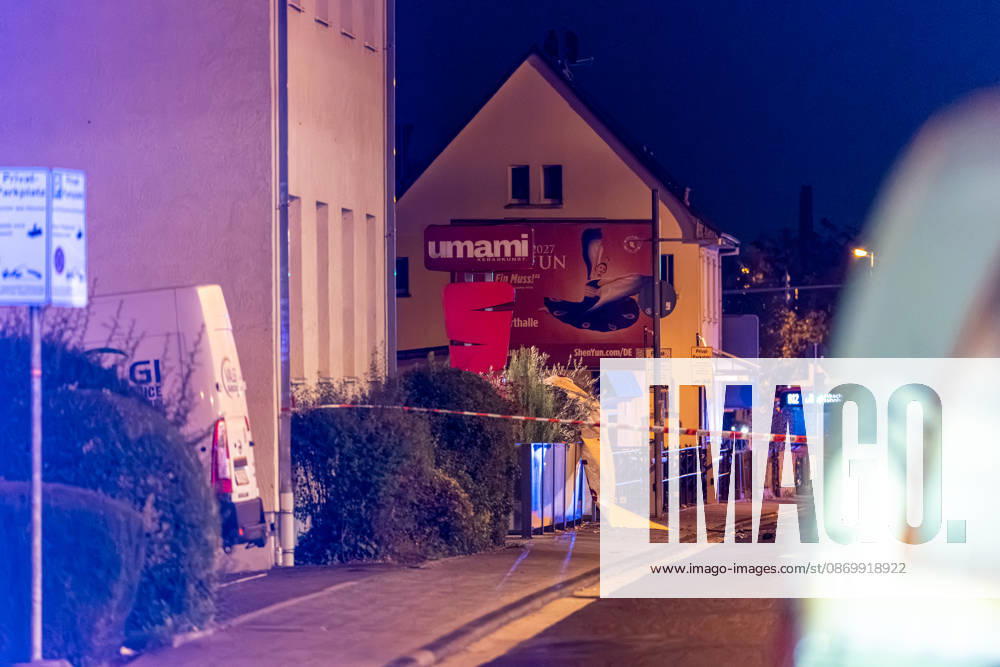 Sprengstoffexplosion in Gastronomiebetrieb Eingangstür zerstört In der Nacht von Sonntag auf Montag, 19.10.2026, kam es gegen 03:30 Uhr in der Hattersheimer Straße in Hofheim am Taunus nach dem Anschein zu einer Sprengstoffexplosion. Die Tür des Eingangsbereichs eines Gebäudes wurde dabei zerstört. Die Polizei war vor Ort und sperrte die Straße weiträumig ab. Bereits am 03.10.2026 war in derselben Straße vor einem Gastronomiebetrieb eine Brandvorrichtung abgelegt worden, wodurch eine Fußmatte in Brand geriet und Rußanhaftungen am Gebäude entstanden. Nach unbestätigten Informationen war die Feuerwehr in Bereitstellung, das Gebäude durfte zunächst nicht betreten werden, bis eine nicht näher definierte Spezialeinheit eintra