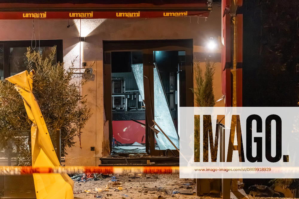 Sprengstoffexplosion in Gastronomiebetrieb Eingangstür zerstört In der Nacht von Sonntag auf Montag, 19.10.2026, kam es gegen 03:30 Uhr in der Hattersheimer Straße in Hofheim am Taunus nach dem Anschein zu einer Sprengstoffexplosion. Die Tür des Eingangsbereichs eines Gebäudes wurde dabei zerstört. Die Polizei war vor Ort und sperrte die Straße weiträumig ab. Bereits am 03.10.2026 war in derselben Straße vor einem Gastronomiebetrieb eine Brandvorrichtung abgelegt worden, wodurch eine Fußmatte in Brand geriet und Rußanhaftungen am Gebäude entstanden. Nach unbestätigten Informationen war die Feuerwehr in Bereitstellung, das Gebäude durfte zunächst nicht betreten werden, bis eine nicht näher definierte Spezialeinheit eintra