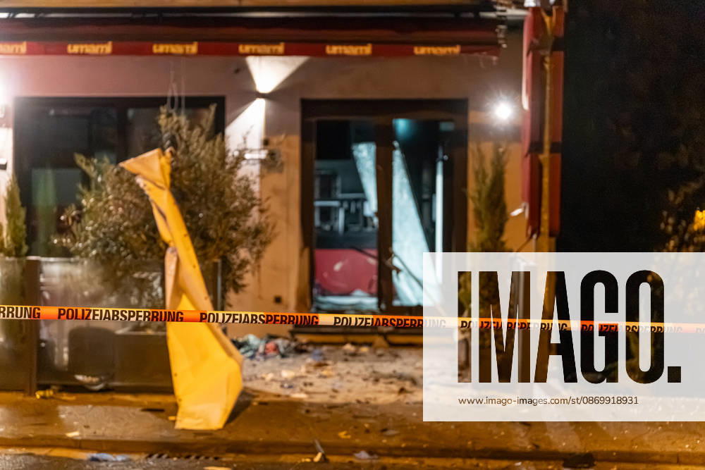 Sprengstoffexplosion in Gastronomiebetrieb Eingangstür zerstört In der Nacht von Sonntag auf Montag, 19.10.2026, kam es gegen 03:30 Uhr in der Hattersheimer Straße in Hofheim am Taunus nach dem Anschein zu einer Sprengstoffexplosion. Die Tür des Eingangsbereichs eines Gebäudes wurde dabei zerstört. Die Polizei war vor Ort und sperrte die Straße weiträumig ab. Bereits am 03.10.2026 war in derselben Straße vor einem Gastronomiebetrieb eine Brandvorrichtung abgelegt worden, wodurch eine Fußmatte in Brand geriet und Rußanhaftungen am Gebäude entstanden. Nach unbestätigten Informationen war die Feuerwehr in Bereitstellung, das Gebäude durfte zunächst nicht betreten werden, bis eine nicht näher definierte Spezialeinheit eintra