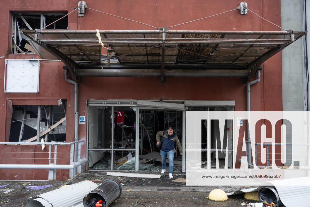Aftermath of Russian attack on Kiev KYIV, UKRAINE - OCTOBER 19: Aftermath of the Russian attack on a shoping mall in Kyiv, Ukraine on October 19, 2026. Danylo Antoniuk Anadolu Kyiv Ukraine. Editorial use only. Please get in touch for any other usage.