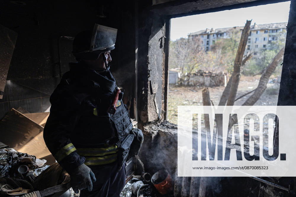 Russian airstrike hits residential building in Kramatorsk KRAMATORSK, UKRAINE - OCTOBER 20: Firefighters put out a fire following a Russian air strike on a residential building in Kramatorsk, Ukraine, on October 20, 2026. Diego Herrera Carcedo Anadolu Kramatorsk Ukraine. Editorial use only. Please get in touch for any other usage.