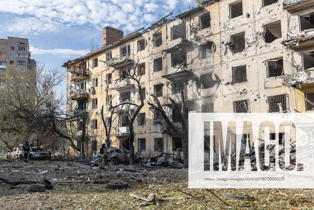 Russian airstrike hits residential building in Kramatorsk KRAMATORSK, UKRAINE - OCTOBER 20: Firefighters put out a fire following a Russian air strike on a residential building in Kramatorsk, Ukraine, on October 20, 2026. Diego Herrera Carcedo Anadolu Kramatorsk Ukraine. Editorial use only. Please get in touch for any other usage.