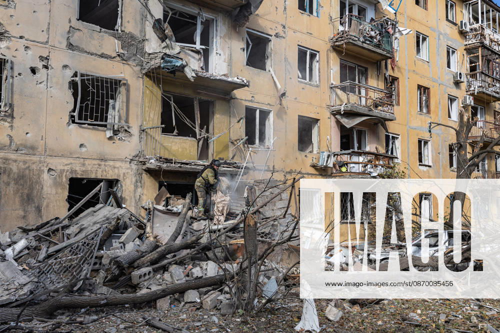 Russian airstrike hits residential building in Kramatorsk KRAMATORSK, UKRAINE - OCTOBER 20: Firefighters put out a fire following a Russian air strike on a residential building in Kramatorsk, Ukraine, on October 20, 2026. Diego Herrera Carcedo Anadolu Kramatorsk Ukraine. Editorial use only. Please get in touch for any other usage.