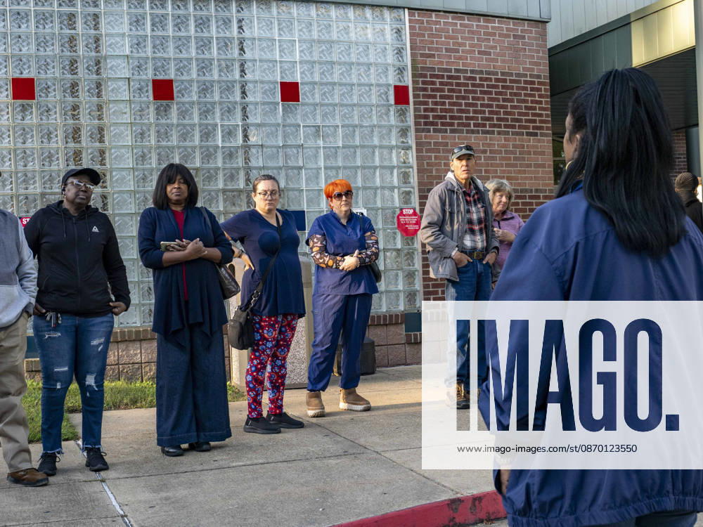RACHEL WILLIS-BROWN of the Caddo Parish Registrar of Voters explains voting procedures to those waiting in line before the opening of polls on the first day of early vote in Louisiana. Shreveport USA - ZUMAd155 20261020_znp_d155_017