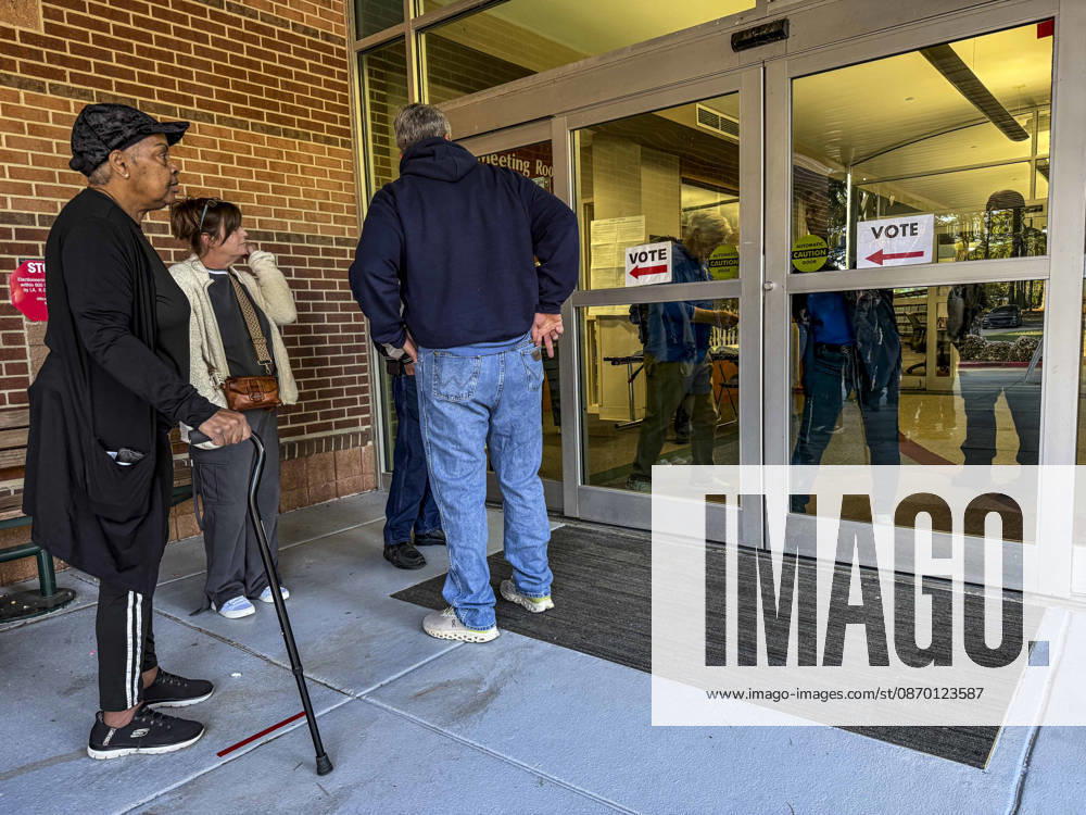 Voters get to know their neighbors as they wait for the opening of the polls on the first day of early vote in Louisiana. Voters are casting their ballots in a highly watched Senate race and in redrawn congressional districts due to the U.S. Supreme CourtÕs Louisiana v. Callais decision, which struck down the stateÕs Congressional map that had created a second majority-Black district. Shreveport USA - ZUMAd155 20261020_znp_d155_019