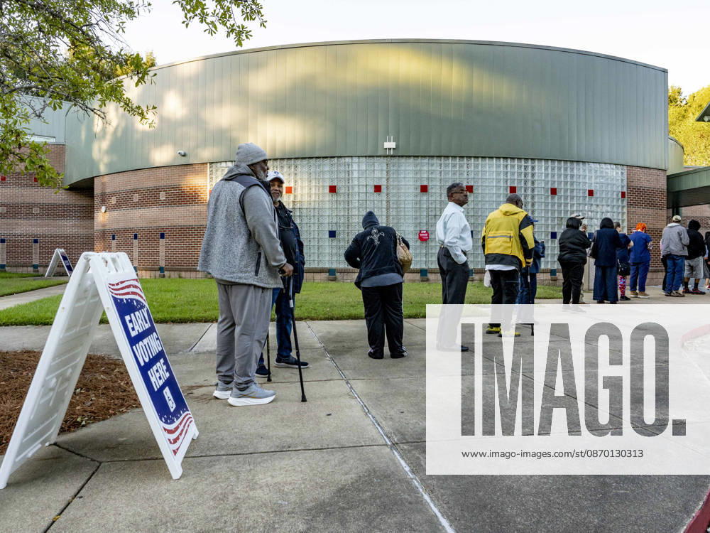 Voters wait in line for the opening of the polls on the first day of early vote in Louisiana. Voters are casting their ballots in a highly watched Senate race and in redrawn congressional districts due to the U.S. Supreme Court s Louisiana v. Callais decision, which struck down the state s Congressional map that had created a second majority-Black district. Shreveport USA - ZUMAd155 20261020_znp_d155_010