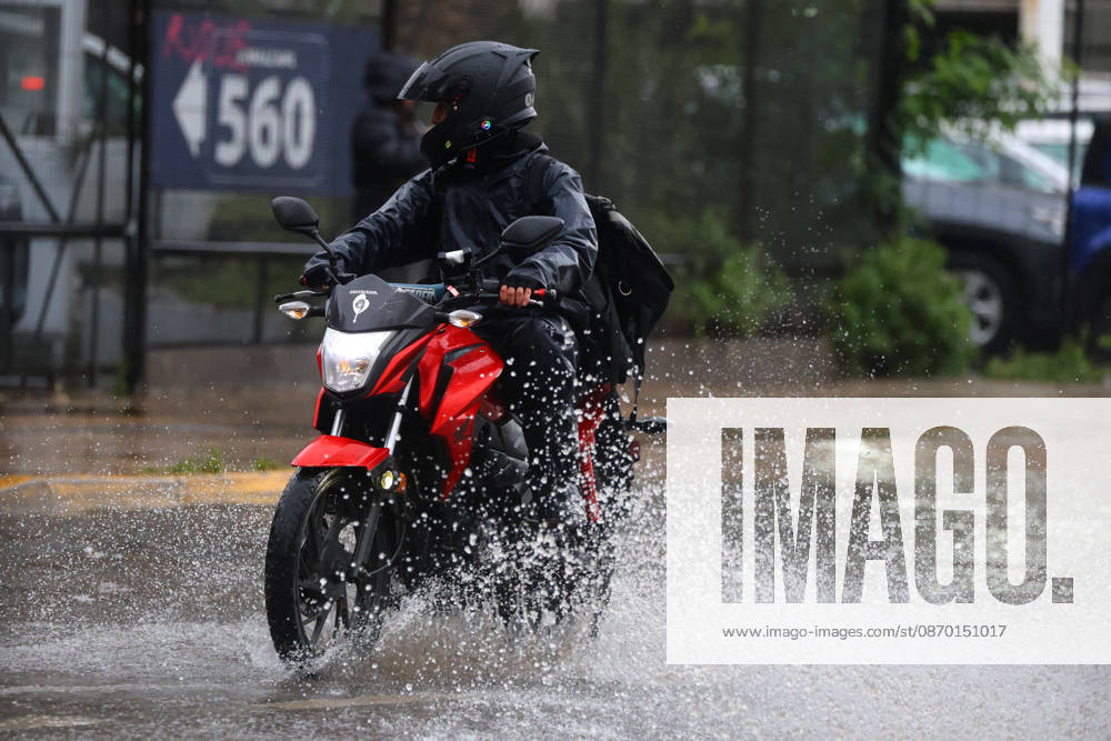 Santiago, October 20, 2026: Flooding at the intersection of Irarrazaval and Lo Encalada streets during the storm system affecting the metropolitan region. Jonnathan Oyarzun, Aton Chile, Santiago, Chile. Aton 1201196