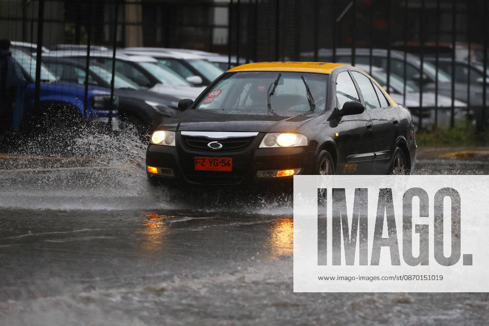 Santiago, October 20, 2026: Flooding at the intersection of Irarrazaval and Lo Encalada streets during the storm system affecting the metropolitan region. Jonnathan Oyarzun, Aton Chile, Santiago, Chile. Aton 1201197