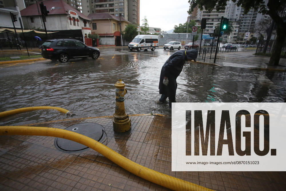 Santiago, October 20, 2026: Flooding at the intersection of Irarrazaval and Lo Encalada streets during the storm front affecting the metropolitan region. Jonnathan Oyarzun, Aton Chile, Santiago, Chile. Aton 1201199