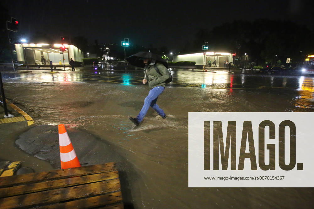 Santiago, October 20, 2026: A flooded street at the intersection of Camino el Alba and Apoquindo during the storm affecting the metropolitan region. Jonnathan Oyarzun, Aton Chile, Santiago, Chile. Aton 1201252