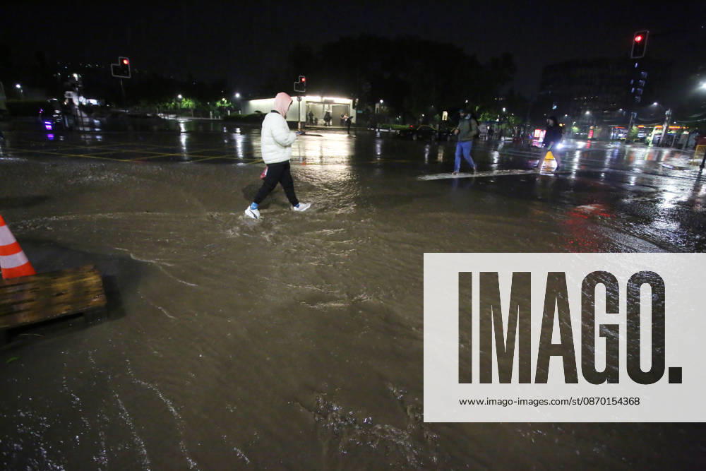 A flooded street at the intersection of Camino el Alba and Apoquindo during the storm affecting the metropolitan region Jonnathan Oyarzun Aton Chile, Santiago, Chile Aton 1201253