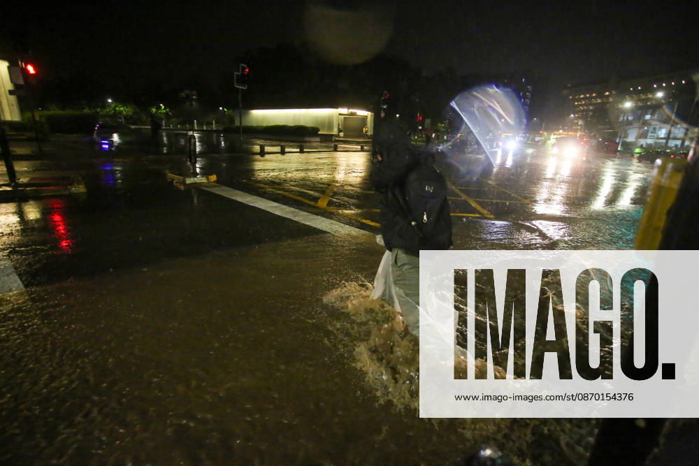 Santiago, October 20, 2026: A flooded street at the intersection of Camino el Alba and Apoquindo during the storm affecting the metropolitan region. Jonnathan Oyarzun, Aton Chile, Santiago, Chile. Aton 1201260