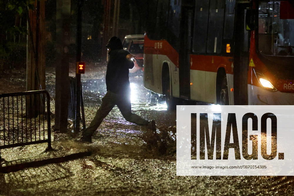 Santiago, October 20, 2026: A flooded street at the intersection of Camino el Alba and Apoquindo during the storm affecting the metropolitan region. Jonnathan Oyarzun, Aton Chile, Santiago, Chile. Aton 1201269