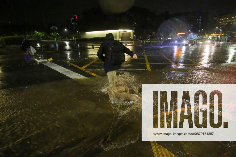 A flooded street at the intersection of Camino el Alba and Apoquindo during the storm affecting the metropolitan region Jonnathan Oyarzun Aton Chile, Santiago, Chile Aton 1201270