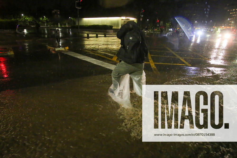 Santiago, October 20, 2026: A flooded street at the intersection of Camino el Alba and Apoquindo during the storm affecting the metropolitan region. Jonnathan Oyarzun, Aton Chile, Santiago, Chile. Aton 1201272