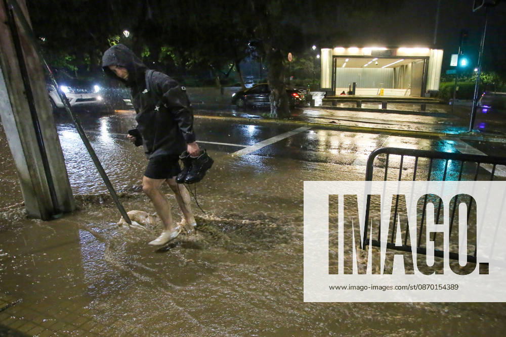 Santiago, October 20, 2026: A flooded street at the intersection of Camino el Alba and Apoquindo during the storm affecting the metropolitan region. Jonnathan Oyarzun, Aton Chile, Santiago, Chile. Aton 1201273