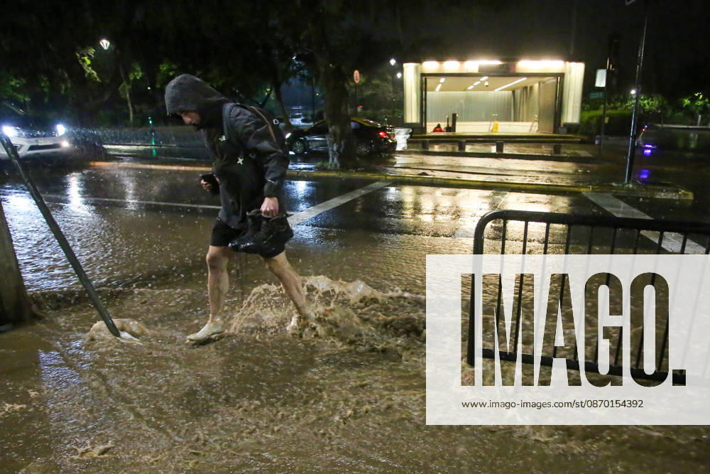 Santiago, October 20, 2026: A flooded street at the intersection of Camino el Alba and Apoquindo during the storm affecting the metropolitan region. Jonnathan Oyarzun, Aton Chile, Santiago, Chile. Aton 1201274