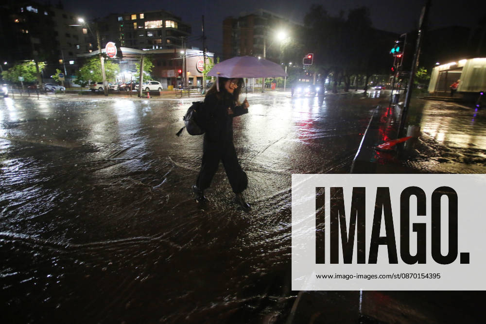 A flooded street at the intersection of Camino el Alba and Apoquindo during the storm affecting the metropolitan region Jonnathan Oyarzun Aton Chile, Santiago, Chile Aton 1201277