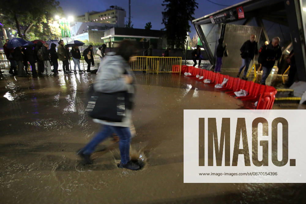 Santiago, October 20, 2026: A flooded street at the intersection of Camino el Alba and Apoquindo during the storm affecting the metropolitan region. Jonnathan Oyarzun, Aton Chile, Santiago, Chile. Aton 1201278