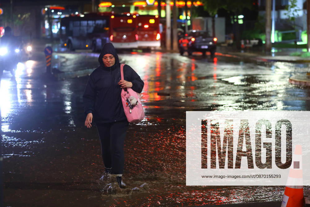 A flooded street at the intersection of Camino el Alba and Apoquindo during the storm affecting the metropolitan region Jonnathan Oyarzun Aton Chile, Santiago, Chile Aton 1201291