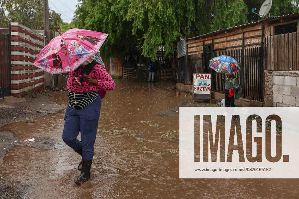 Heavy rainfall triggers red alert and emergency evacuations in Chile TALAGANTE, CHILE – OCTOBER 20: A migrant woman helps her son cross a flooded street in Talagante, on the outskirts of Santiago, Chile, on October 20, 2026. On Tuesday, Chile declared a red alert for the Metropolitan Region due to heavy rainfall, marking the wettest October in Santiago in more than a century. Lucas Aguayo Araos Anadolu Talagante Chile. Editorial use only. Please get in touch for any other usage.