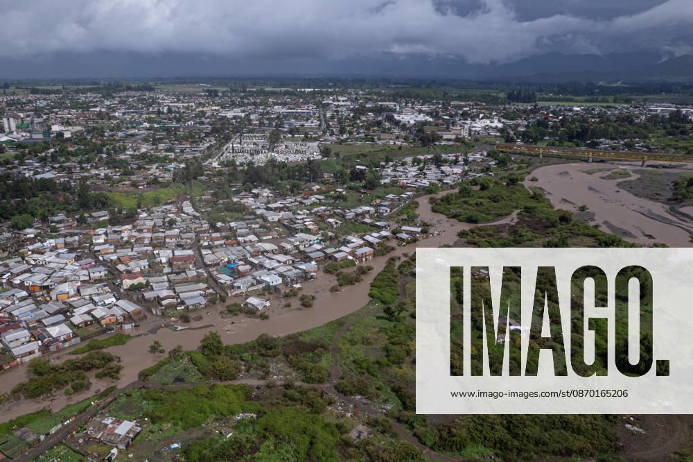 Heavy rainfall triggers red alert and emergency evacuations in Chile TALAGANTE, CHILE – OCTOBER 20: Aerial views of homes affected by the overflowing of the Mapocho River following rainfall in Talagante, on the outskirts of Santiago, Chile, on October 20, 2026. On Tuesday, Chile declared a red alert for the Metropolitan Region due to heavy rainfall, marking the wettest October in Santiago in over a century. Lucas Aguayo Araos Anadolu Talagante Chile. Editorial use only. Please get in touch for any other usage.