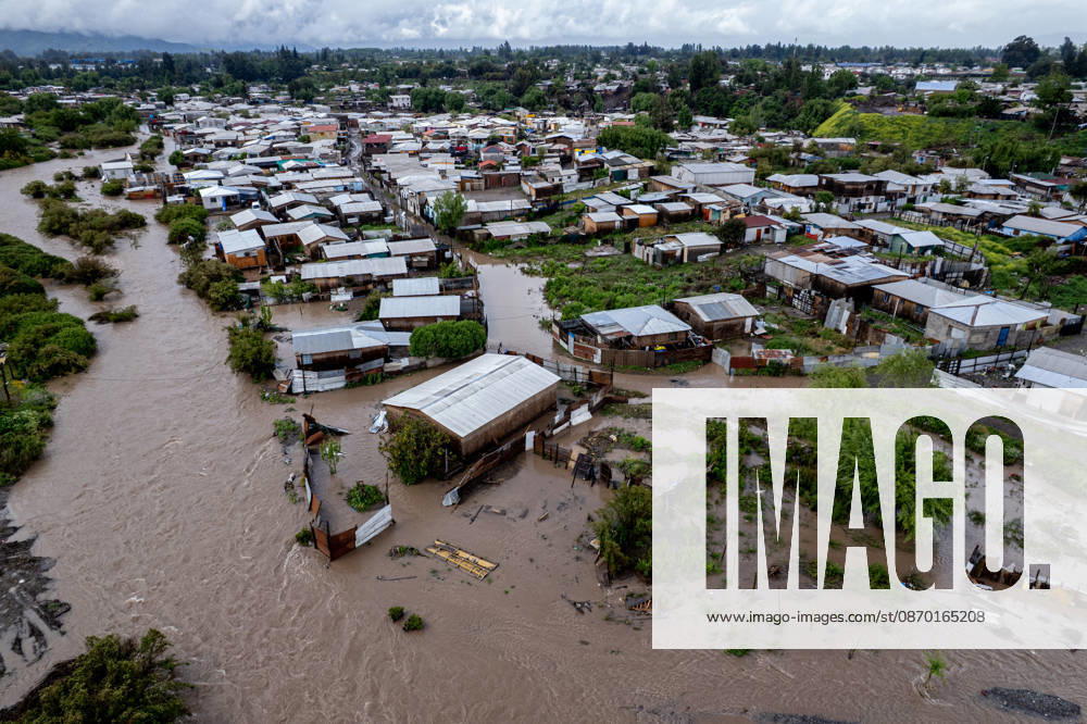 Heavy rainfall triggers red alert and emergency evacuations in Chile TALAGANTE, CHILE – OCTOBER 20: Aerial views of homes affected by the overflowing of the Mapocho River following rainfall in Talagante, on the outskirts of Santiago, Chile, on October 20, 2026. On Tuesday, Chile declared a red alert for the Metropolitan Region due to heavy rainfall, marking the wettest October in Santiago in over a century. Lucas Aguayo Araos Anadolu Talagante Chile. Editorial use only. Please get in touch for any other usage.