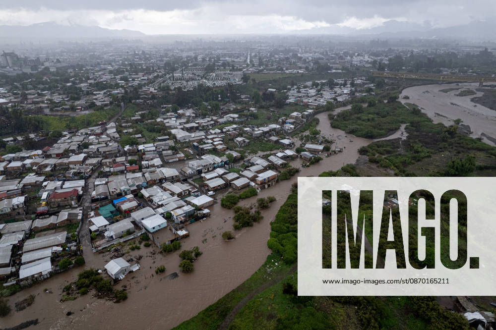 Heavy rainfall triggers red alert and emergency evacuations in Chile TALAGANTE, CHILE – OCTOBER 20: Aerial views of homes affected by the overflowing of the Mapocho River following rainfall in Talagante, on the outskirts of Santiago, Chile, on October 20, 2026. On Tuesday, Chile declared a red alert for the Metropolitan Region due to heavy rainfall, marking the wettest October in Santiago in over a century. Lucas Aguayo Araos Anadolu Talagante Chile. Editorial use only. Please get in touch for any other usage.
