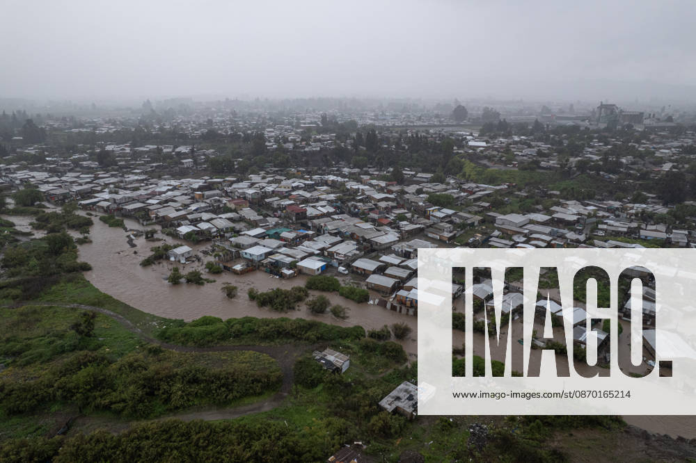 Heavy rainfall triggers red alert and emergency evacuations in Chile TALAGANTE, CHILE – OCTOBER 20: Aerial views of homes affected by the overflowing of the Mapocho River following rainfall in Talagante, on the outskirts of Santiago, Chile, on October 20, 2026. On Tuesday, Chile declared a red alert for the Metropolitan Region due to heavy rainfall, marking the wettest October in Santiago in over a century. Lucas Aguayo Araos Anadolu Talagante Chile. Editorial use only. Please get in touch for any other usage.