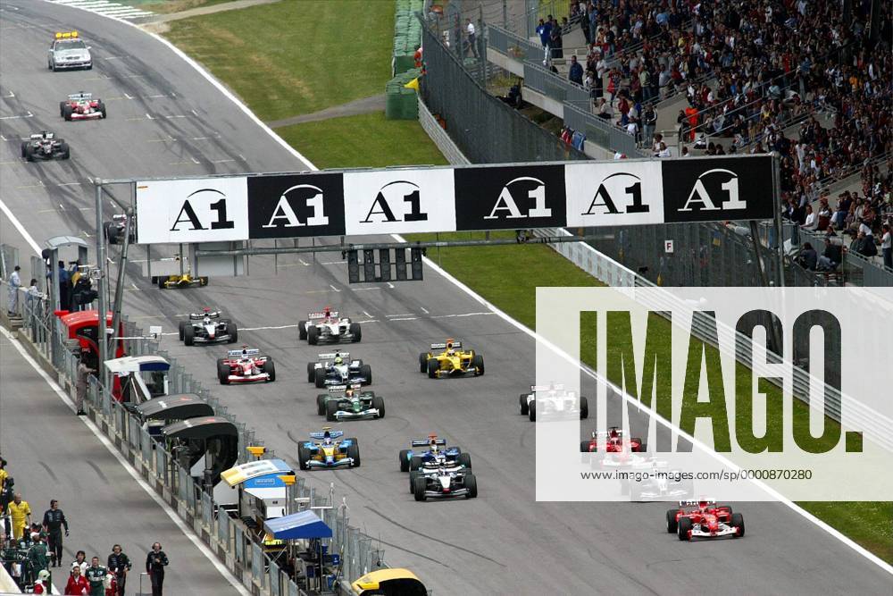 Start zum GP von Österreich 2003: Michael Schumacher (Deutschland Ferrari) führt das Fahrerfeld vor Juan Pablo Montoya (Kolumbien BMW-Williams) an Motorsport Grand Prix Herren Großer Preis von Österreich 2003, Formel 1 Weltmeisterschaft, F1, F, GP, WM, Vdig Totale A1-Ring Zeltweg-Spielberg
