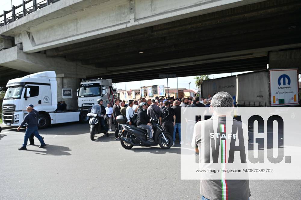 Trucks blockade Via Argine to protest fuel and living costs, Naples, October 22, 2026 Naples Italy - ZUMAa289 20261022_zia_a289_085