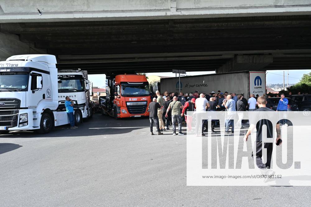Trucks blockade Via Argine to protest fuel and living costs, Naples, October 22, 2026 Naples Italy - ZUMAa289 20261022_zia_a289_095