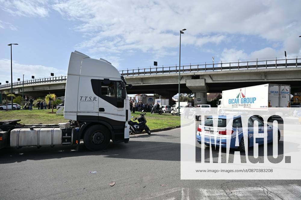 Trucks blockade Via Argine to protest fuel and living costs, Naples, October 22, 2026 Naples Italy - ZUMAa289 20261022_zia_a289_101