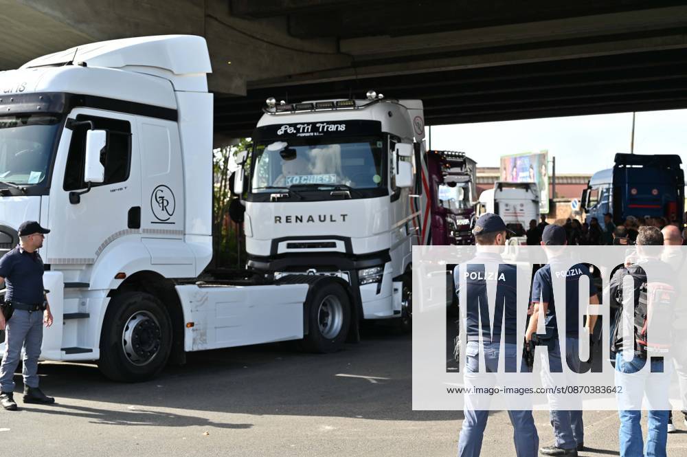 IPA90034500 - Naples. Blockade and protest by truck drivers at the Via Argine roundabout over high fuel prices and the high cost of living