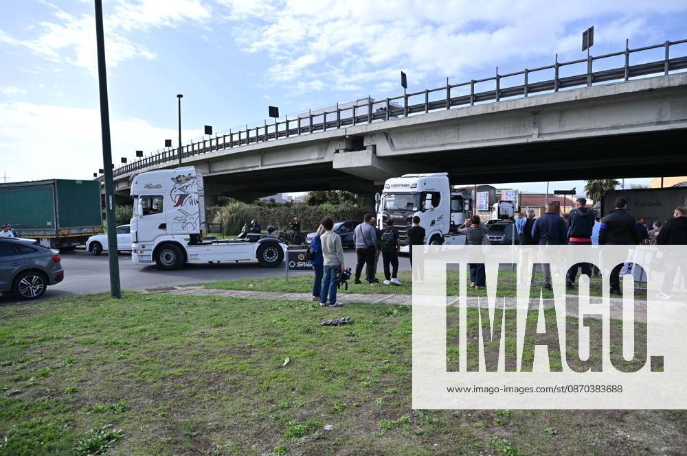 IPA90034460 - Naples. Blockade and protest by truck drivers at the Via Argine roundabout over high fuel prices and the high cost of living