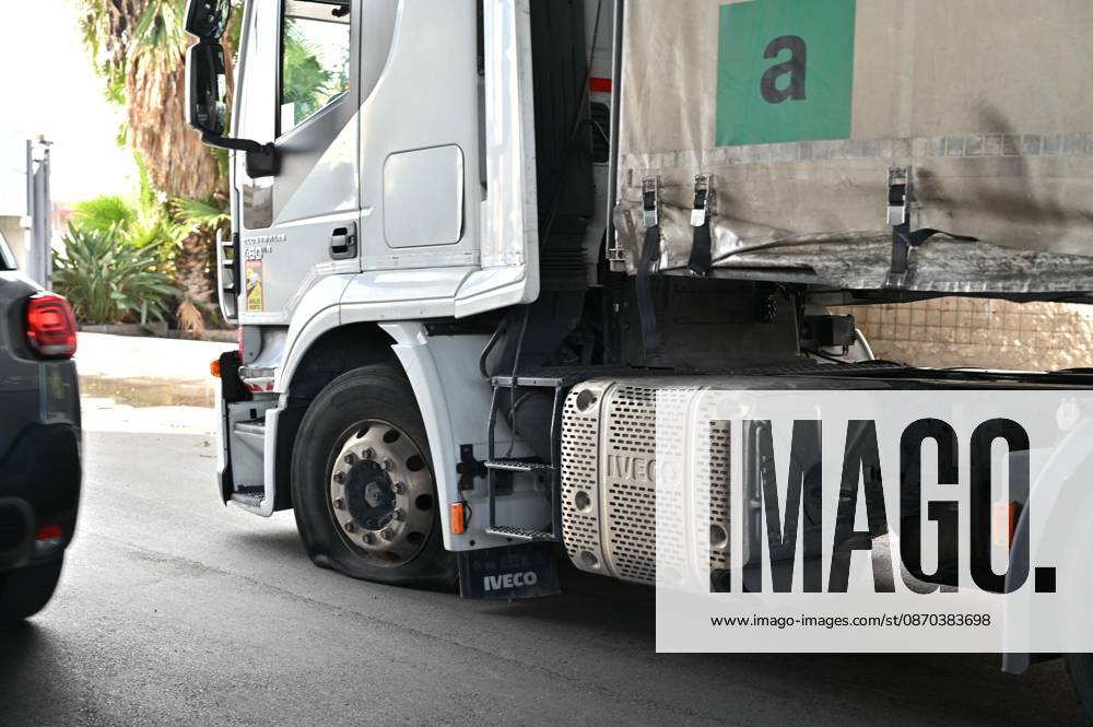 IPA90034504 - Naples. Blockade and protest by truck drivers at the Via Argine roundabout over high fuel prices and the high cost of living