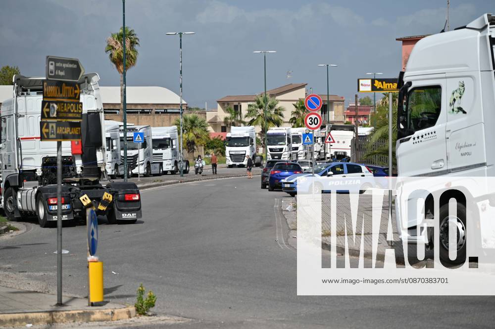 IPA90034505 - Naples. Blockade and protest by truck drivers at the Via Argine roundabout over high fuel prices and the high cost of living