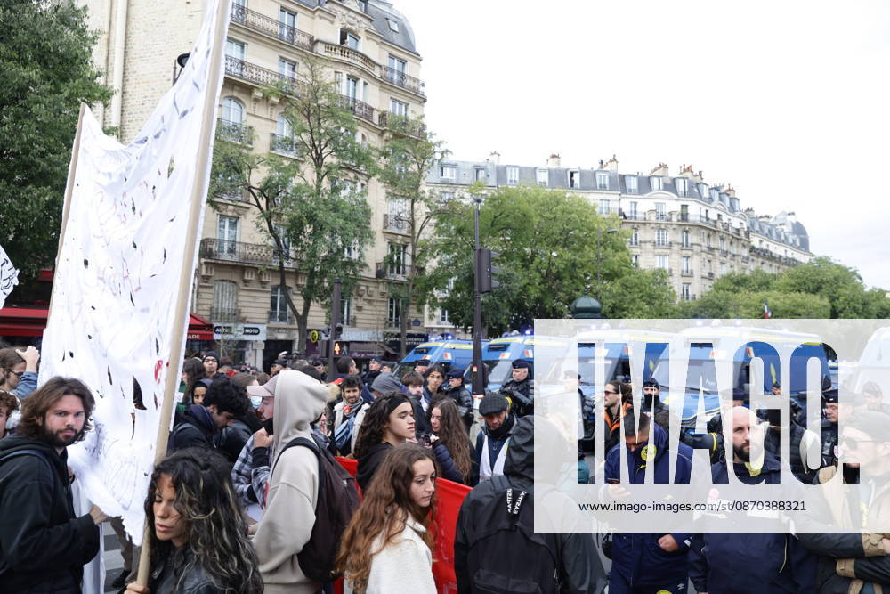 Students gather outside Pitie-Salpetriere hospital in Paris PARIS, FRANCE - OCTOBER 22: Students and protesters gather outside the Pitie-Salpetriere hospital in Paris, France, on October 22, 2026, during a demonstration called by student and high school organisations amid ongoing social and political tensions in France. The demonstration had been banned by the Paris police prefecture. Ibrahim Ezzat Anadolu Paris France. Editorial use only. Please get in touch for any other usage.