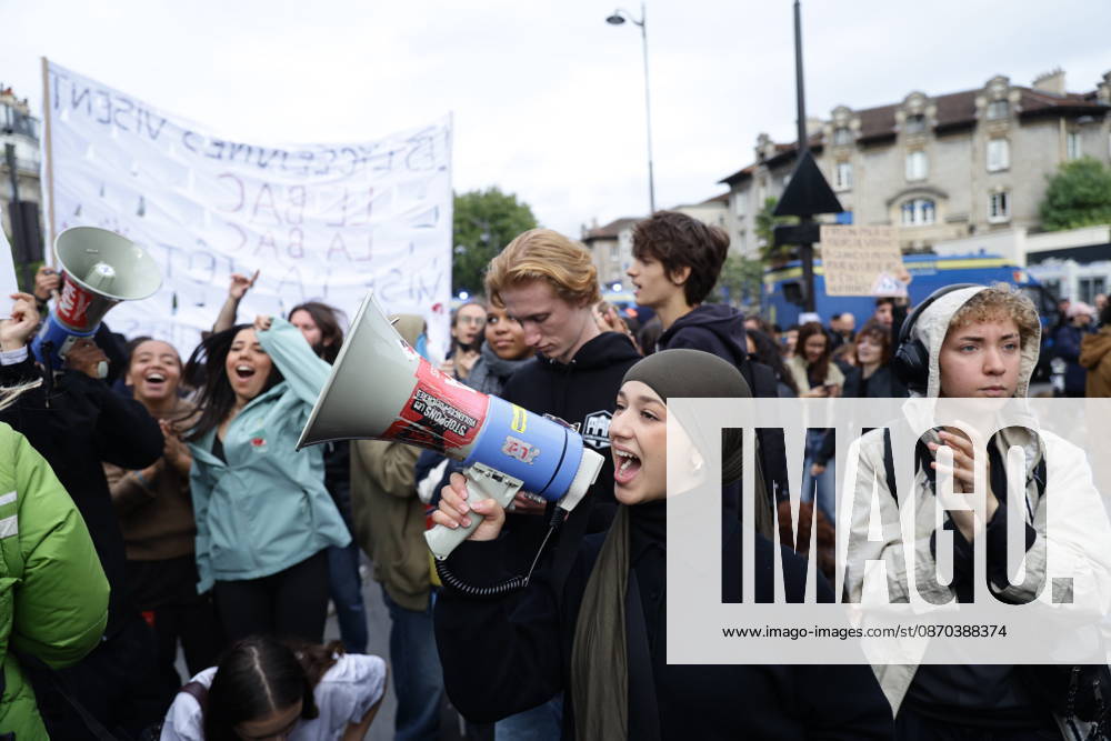 Students gather outside Pitie-Salpetriere hospital in Paris PARIS, FRANCE - OCTOBER 22: Students and protesters gather outside the Pitie-Salpetriere hospital in Paris, France, on October 22, 2026, during a demonstration called by student and high school organisations amid ongoing social and political tensions in France. The demonstration had been banned by the Paris police prefecture. Ibrahim Ezzat Anadolu Paris France. Editorial use only. Please get in touch for any other usage.