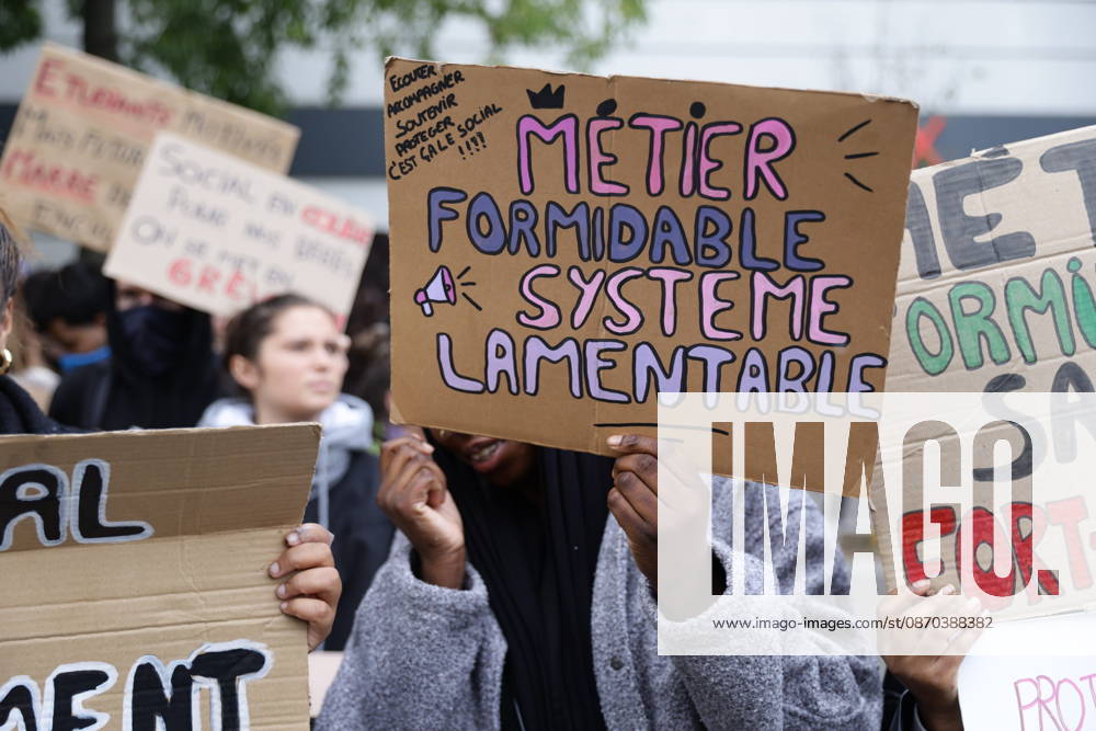Students gather outside Pitie-Salpetriere hospital in Paris PARIS, FRANCE - OCTOBER 22: Students and protesters gather outside the Pitie-Salpetriere hospital in Paris, France, on October 22, 2026, during a demonstration called by student and high school organisations amid ongoing social and political tensions in France. The demonstration had been banned by the Paris police prefecture. Ibrahim Ezzat Anadolu Paris France. Editorial use only. Please get in touch for any other usage.