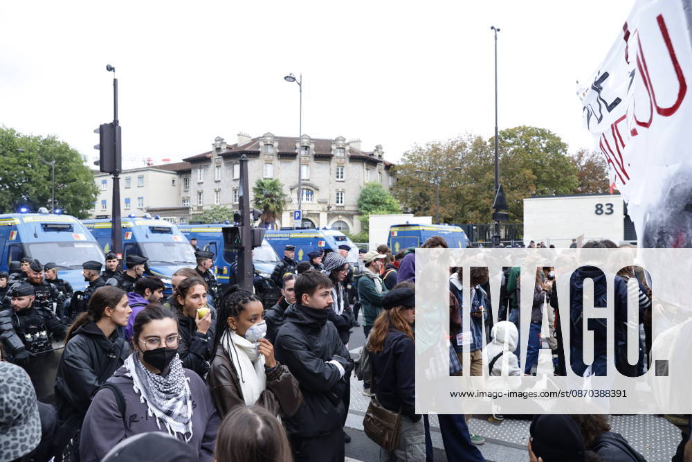 Students gather outside Pitie-Salpetriere hospital in Paris PARIS, FRANCE - OCTOBER 22: Students and protesters gather outside the Pitie-Salpetriere hospital in Paris, France, on October 22, 2026, during a demonstration called by student and high school organisations amid ongoing social and political tensions in France. The demonstration had been banned by the Paris police prefecture. Ibrahim Ezzat Anadolu Paris France. Editorial use only. Please get in touch for any other usage.