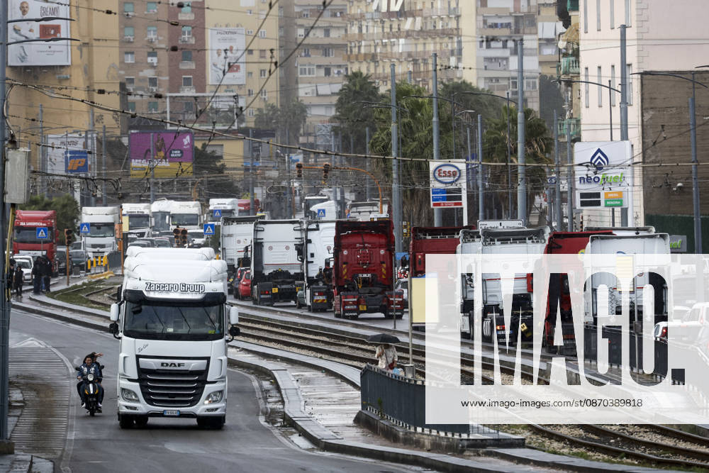 IPA90035598 - The mobilization of transportation sector workers continues: one lane of Via Nuova Marina in Naples, heading toward the Bausan entrance to the port, has been blocked by several dozen protesters in support of truck drivers, who have been protesting for days against rising fuel costs.