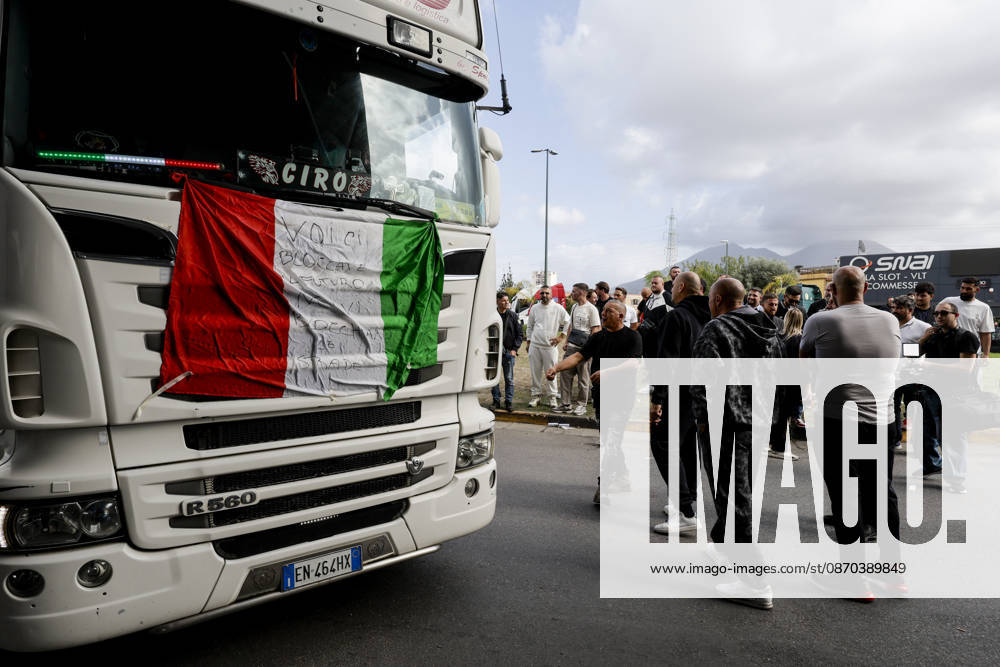 IPA90035572 - The mobilization of transportation sector workers continues: one lane of Via Nuova Marina in Naples, heading toward the Bausan entrance to the port, has been blocked by several dozen protesters in support of truck drivers, who have been protesting for days against rising fuel costs.