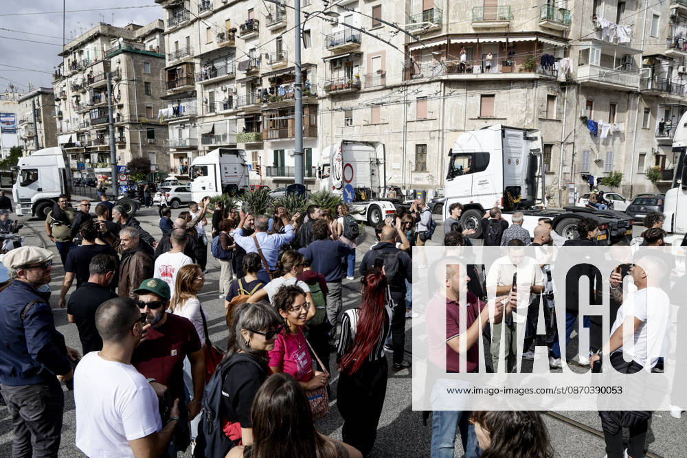 IPA90035588 - The mobilization of transportation sector workers continues: one lane of Via Nuova Marina in Naples, heading toward the Bausan entrance to the port, has been blocked by several dozen protesters in support of truck drivers, who have been protesting for days against rising fuel costs.