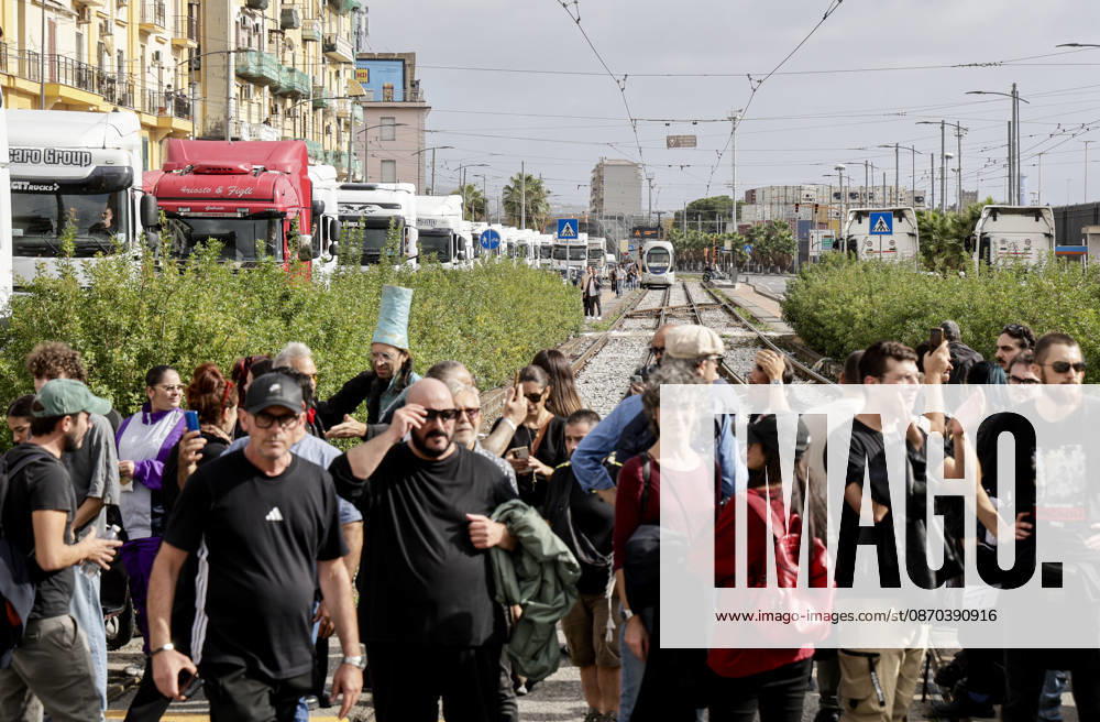 IPA90035594 - The mobilization of transportation sector workers continues: one lane of Via Nuova Marina in Naples, heading toward the Bausan entrance to the port, has been blocked by several dozen protesters in support of truck drivers, who have been protesting for days against rising fuel costs.