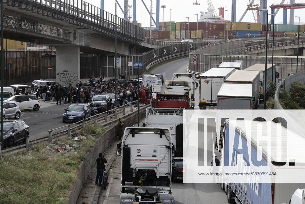 IPA90036636 - Naples, October 22, 2026: Via Marina, Bausan Checkpoint Truck drivers protest high gas prices (NeaPhoto)