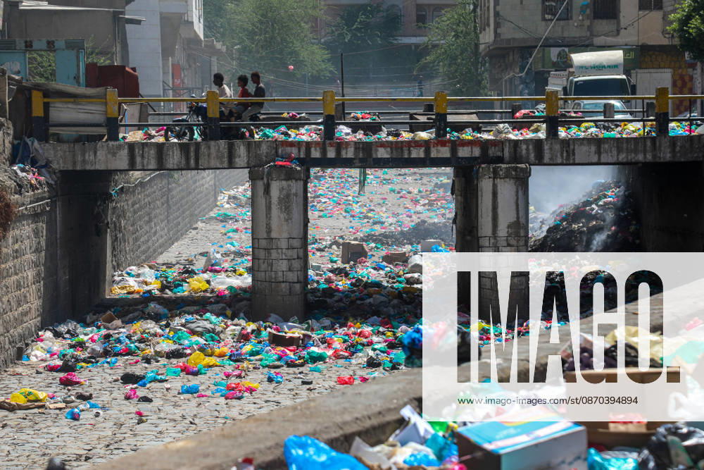 Streets of Taiz fill with waste as fuel supplies are cut off TAIZ, YEMEN - OCTOBER 22: Piles of garbage and waste accumulate are seen on streets in Taiz, Yemen on October 22, 2026. Waste collection activities have almost ground to a halt as Houthi forces launched a counter-offensive against government troops, besieging the strategically located city, blocking roads, and preventing fuel delivery to the region alongside ongoing security issues. Hamza Mustafa Anadolu Taiz Yemen. Editorial use only. Please get in touch for any other usage.